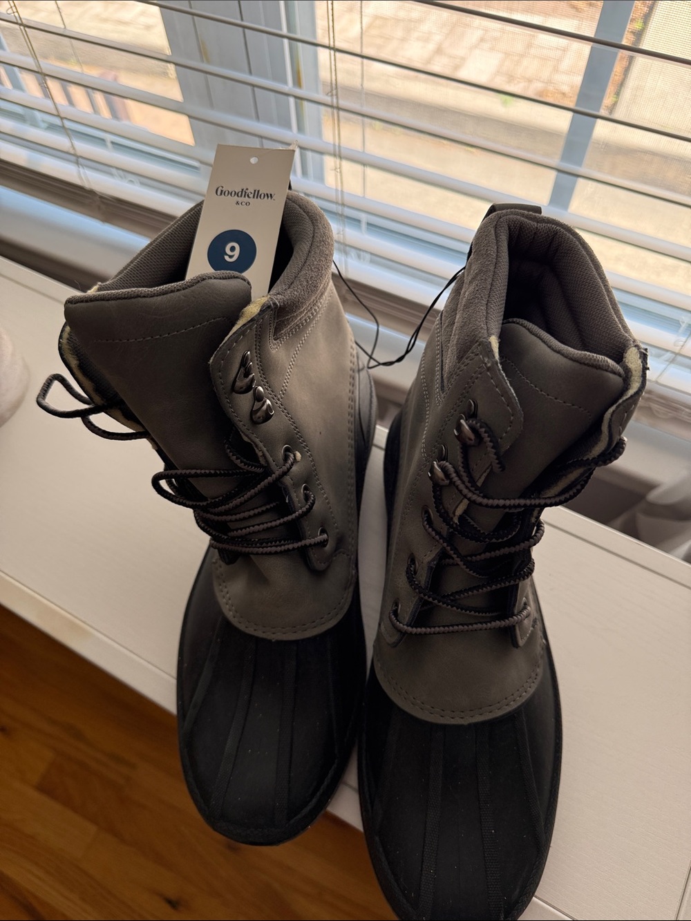 BRAND NEW Men’s Gray and Black Waterproof Lace-Up Snow Boots SIZE 9